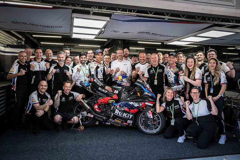Perfekter Samstag in Barcelona: Poleposition und erster Sieg für Toprak Razgatlioglu und das ROKiT BMW Motorrad WorldSBK Team.