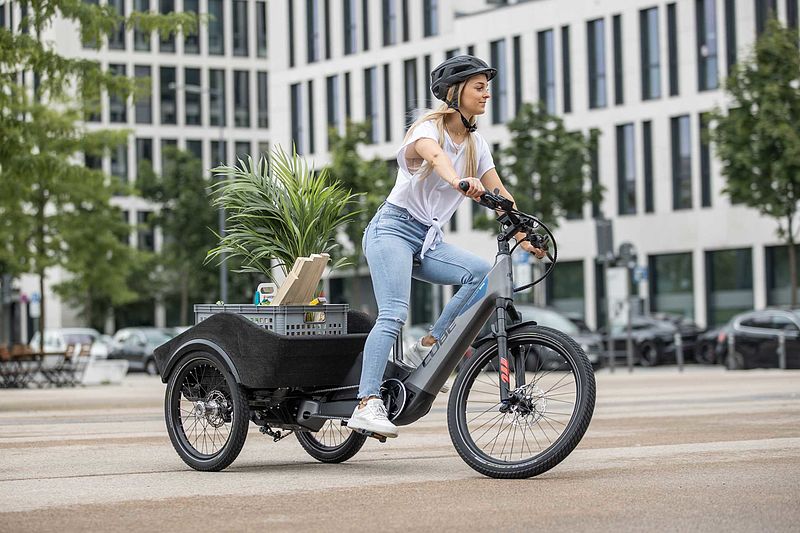 Neue Mikromobilitäts-Konzepte für mehr Nachhaltigkeit im Stadtverkehr: BMW Group vergibt Lizenzen an die Partnerfirmen CUBE und SoFlow.