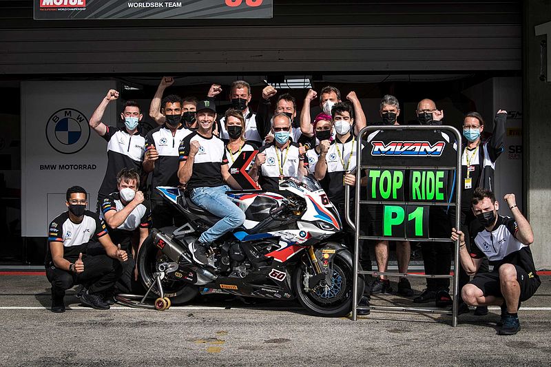Meilenstein in Portimão: Michael van der Mark fährt mit der BMW M 1000 RR zum ersten Sieg für das BMW Motorrad WorldSBK Team.