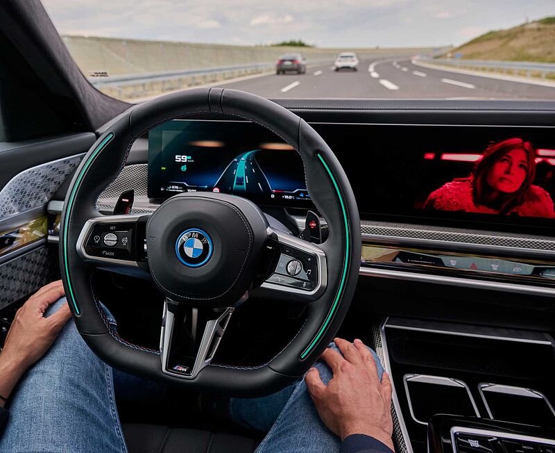 Auf dem Weg zum autonomen Fahren: BMW erhält als erster Automobilhersteller die Zulassung für die Kombination von Level 2 und Level 3.