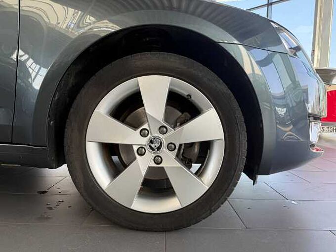 SKODA Octavia Combi Style NAVI/AHK/Klimaaut/LM