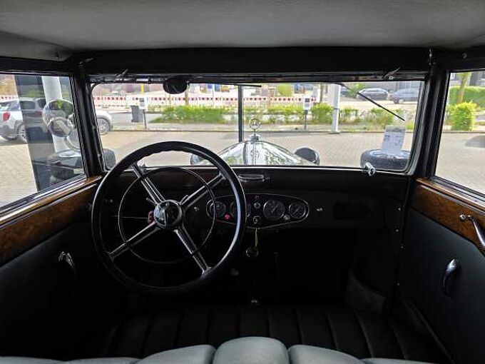 Mercedes-Benz Stuttgart 260 (W11) 