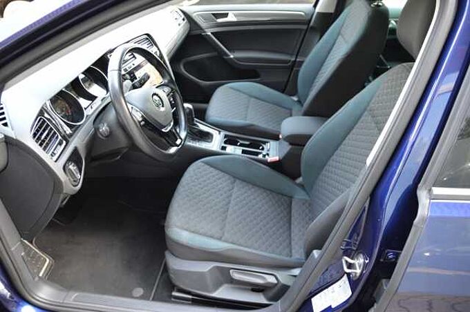 Volkswagen Golf VII Var. 1.5 TSI Auto. IQ.DRIVE AHK