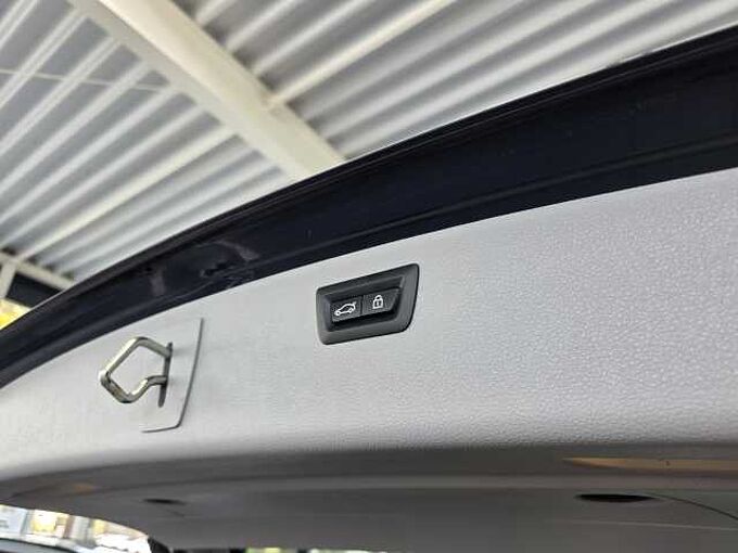 BMW 320d Sport Line AHK/HUD/Navi/Leder/RFK