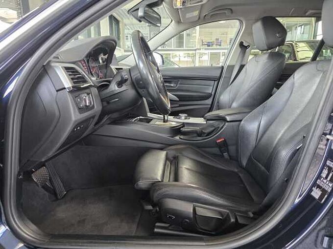 BMW 320d Sport Line AHK/HUD/Navi/Leder/RFK