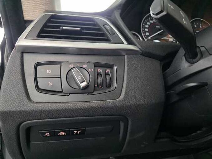 BMW 320i Sportline 1.Hand/Auto./Navi/AHK/Leder/RFK