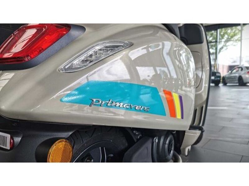 Vespa Primavera 50 S beige MJ 24 Cockpit