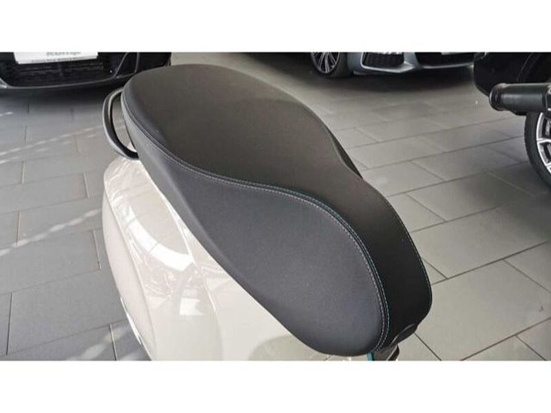 Vespa Primavera 50 S beige MJ 24 Cockpit