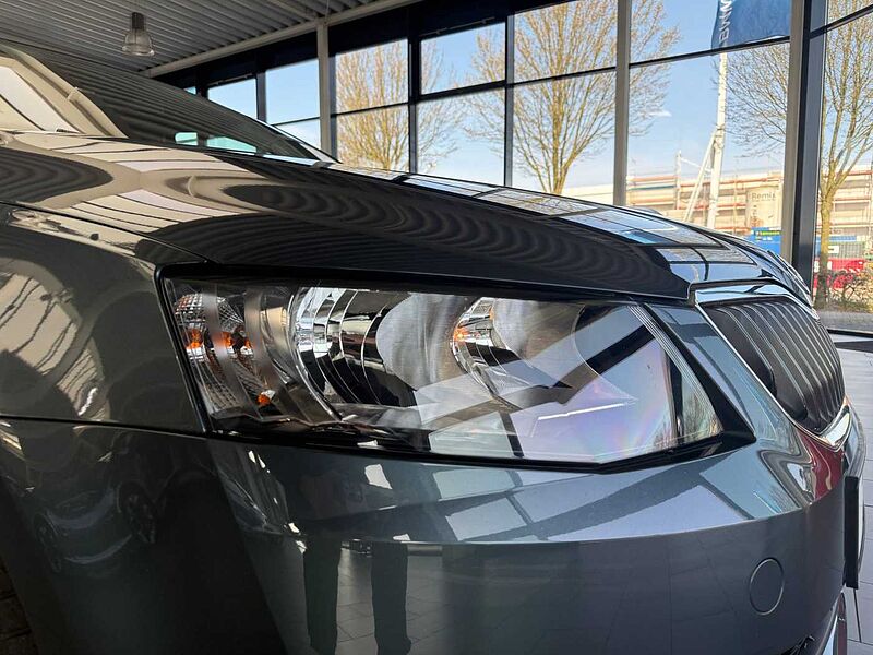 SKODA Octavia Combi Style NAVI/AHK/Klimaaut/LM