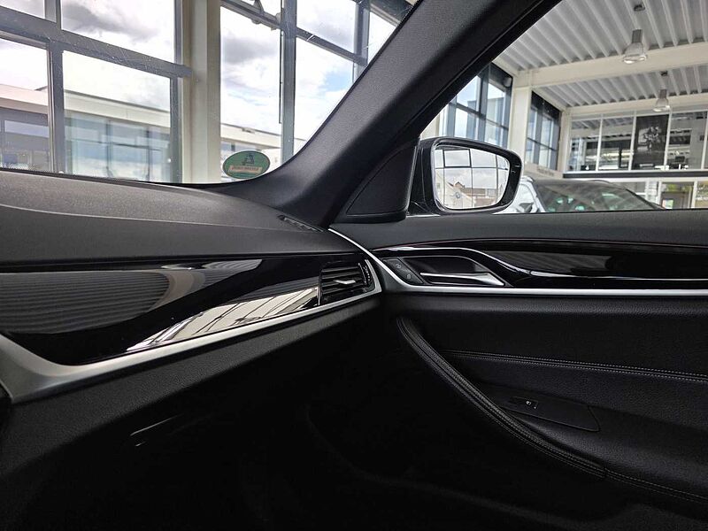 BMW 520d Touring Sport Line HUD/PANO/AHK/RFK/Adapt. LED