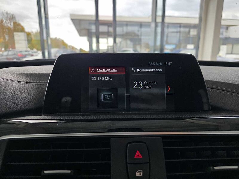 BMW 320i Sportline 1.Hand/Auto. /Navi/AHK/Leder/RFK
