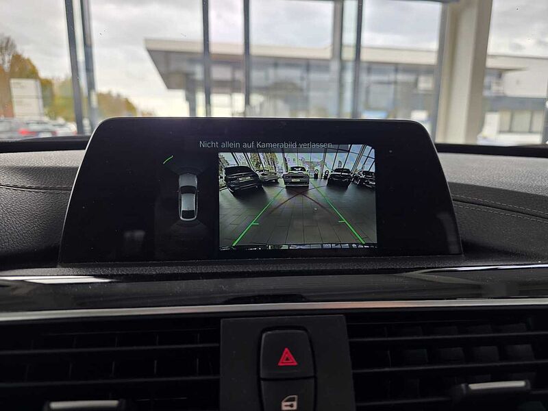 BMW 320i Sportline 1.Hand/Auto. /Navi/AHK/Leder/RFK
