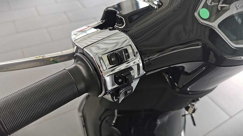 Vespa Primavera 50 *schwarz* MJ 24 Cockpit