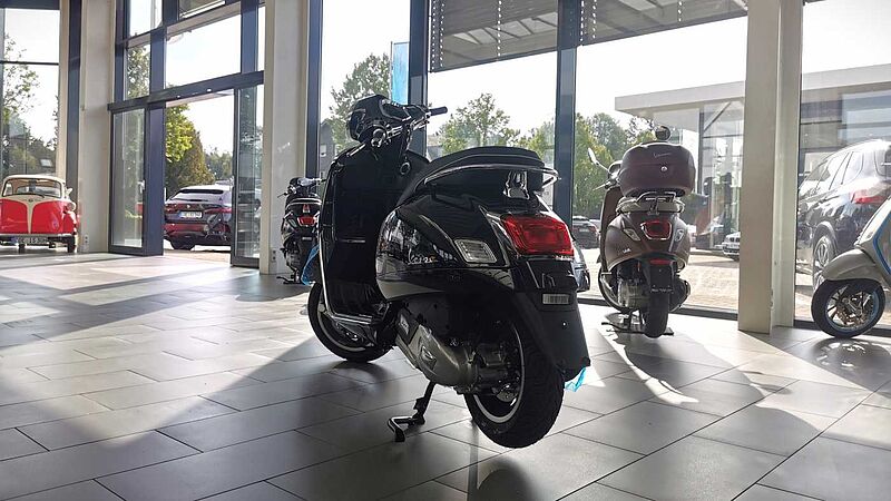 Vespa GTS Super Sport 125 *schwarz*, 23